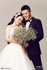 组图：凤凰传奇曾毅婚纱照 新疆媳妇光彩照人