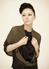 组图：张恒优雅化身数码宝贝 清新演绎时尚大片