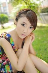 幻灯图：孙小芸荣登校园周刊封面 甜蜜公主秀可爱