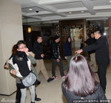 组图：陈冠希醉酒如厕 保镖对女粉丝动粗