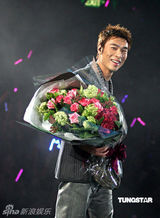 幻灯：郑秀文含羞与许志安深情对唱