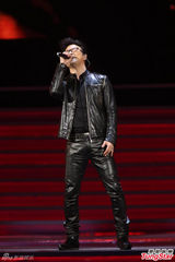 组图：汪峰中歌榜连唱三首飙高音high翻全场