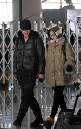 组图：冯绍峰倪妮甜蜜回京 机场牵手秀恩爱