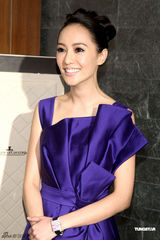 组图：侯佩岑关颖性感亮相 “大红大紫”同台斗艳