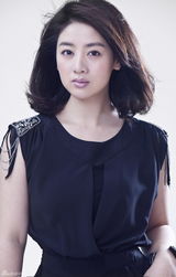 组图：小李琳拍写真 显成熟优雅女人味