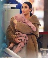 组图：卡戴珊机场亲吻女儿 温柔抚头母爱爆棚