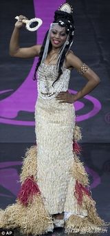 组图:2013环球小姐上演Cosplay 佳丽变身擎天柱