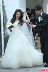 组图：张震大婚献吻娇妻 亲手为新娘提裙摆