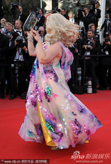 幻灯图集：《巡演》戛纳首映 透视装舞娘PK伊娃