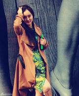 组图：李欣汝漫步三里屯 俏皮卖萌个性足