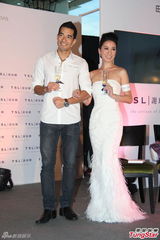 组图：佘诗曼穿婚纱亮相 椎间盘移位明年复工