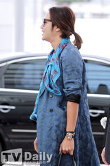 组图：张根硕赴中国办粉丝会 机场装风格独特