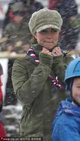 组图：凯特王妃挺孕肚现身大雪营地吃烧烤