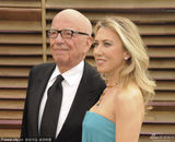 组图：82岁默多克亮相名利场晚宴 金发女郎相伴