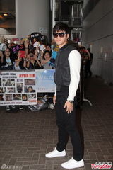 组图：玄彬抵港全程笑容 逾百粉丝接机场面轰动