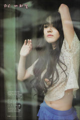 组图：文根英性感清纯集一身 繁花簇拥娇嫩可人