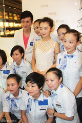 组图：周冬雨纯白衣裙出席活动 分享护肤心得