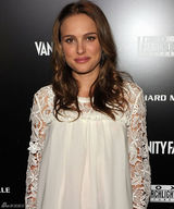 组图：娜塔莉现身奥斯卡派对 穿孕妇装笑靥如花