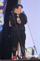 组图：大牌歌手同台high翻观众 任爸代Selina出席