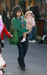 幻灯图集：萨尔玛-海耶克带女儿畅游洛杉矶