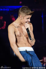 组图：比伯演唱会现场掏裤裆 撅屁露内裤尺度大