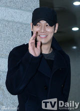 组图：FTTS成员FANY退伍 帅气外貌不减