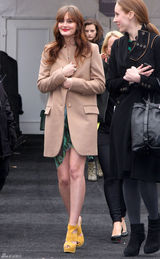 高清组图：莉顿-梅斯特街拍驼色大衣搭配纱裙