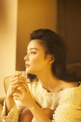 组图：袁姗姗冬日温暖写真 温柔娴静性感秀香肩