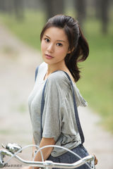 组图：邬靖靖写真清丽灵动 气质纯美一笑一芙蓉