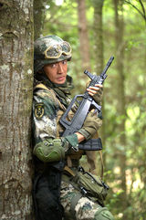 组图：张博《战雷》演血性工兵 丛林战默然淌泪