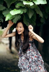 组图：韩雪漫步江南小镇 轻纱长裙显清新动人