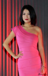 组图：赵铭奉献T台处子秀 身着粉红裙曲线玲珑