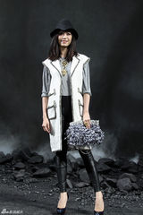 范冰冰红裙竞艳巴黎时装周 老佛爷贴面热吻姚晨(图)