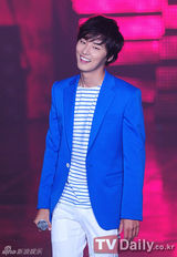 组图：尹施允捧场好友李正个唱献声抢镜