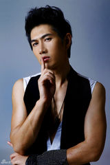 组图：何明翰写真赤膊上阵秀健美身材