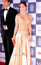 组图：裴素恩走红毯大胆裸露 性感美背一览无余