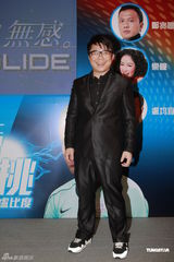 组图：乐瞳赞球员卢比度男人味足 害羞为其涂剃须膏