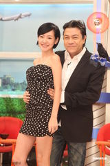 高清图：小S踩高跟鞋承认怀孕三月 称生女儿几率大