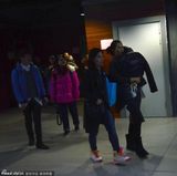 组图：蔡少芬录节目至深夜 抱熟睡女儿回酒店