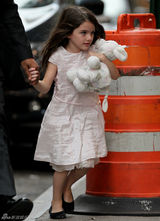 高清组图：凯蒂-赫尔姆斯黑衣亮相 苏瑞做鬼脸