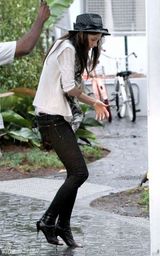 组图：苏瑞和妈妈凯蒂雨天外出 夏日装扮可爱