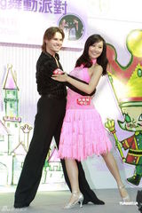 组图：陈法拉澳门跨年上演粉色拉丁风 期待感情发展