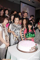 组图：汪明荃获粉丝送蛋糕鲜花 提前贺64岁生日