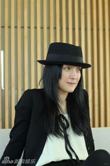 组图：周迅出席法国文化沙龙 向coco chanel致敬