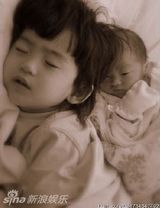 组图：张柏芝次子Quintus近照曝光 肉嘟嘟显可爱