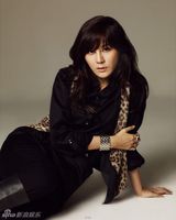 高清图：韩星金荷娜秋装广告曝光 自然清纯受青睐