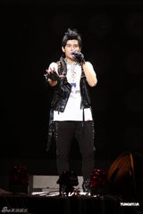 组图：周杰伦首次高雄开唱 江蕙助阵合唱《屋顶》