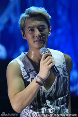 高清组图：神话上海演唱会晒肌肉后抱秀亲密