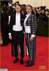 组图：谢耳朵牵手男友秀恩爱 卷福礼服秀贵气