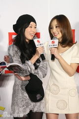 幻灯图集：李小璐签约北大星光 优雅母亲助阵